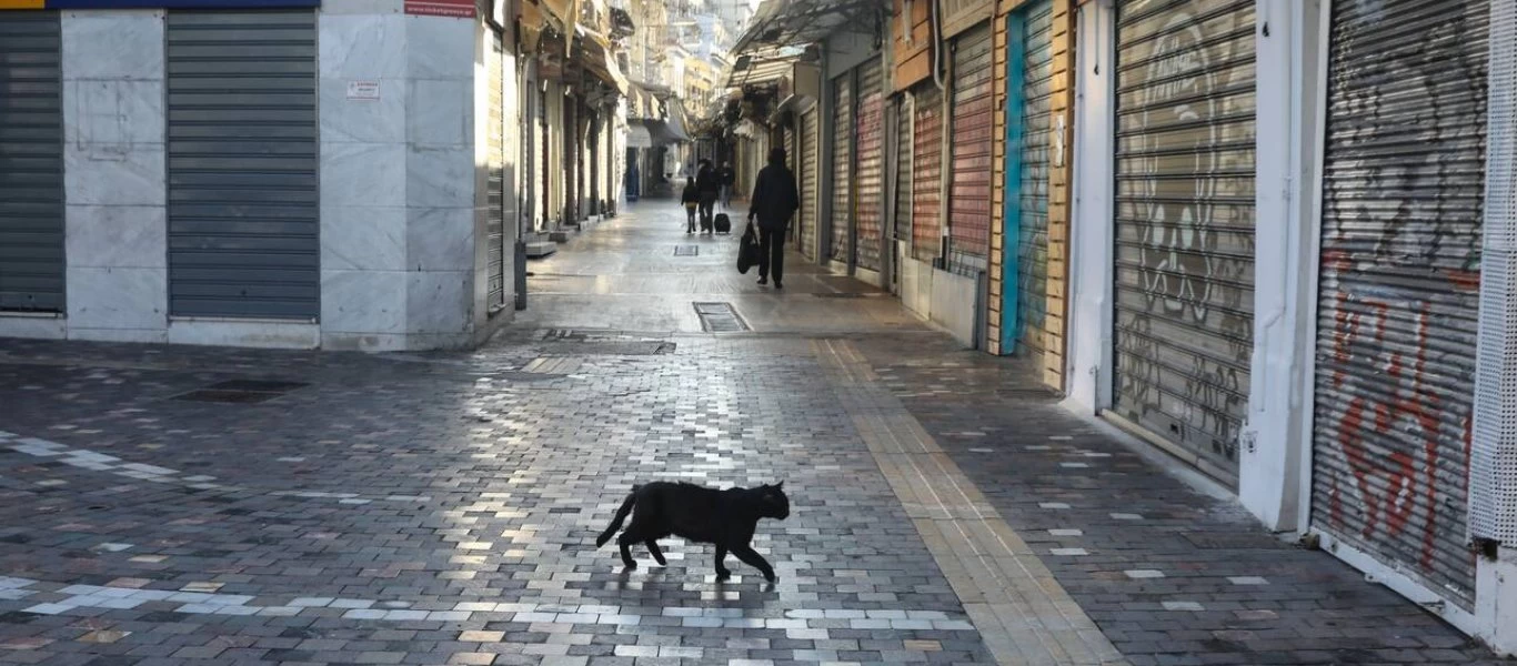 Γεμίζει με επιδόματα η κοινωνία - 100.000 επιχειρήσεις με τον κίνδυνο του λουκέτου